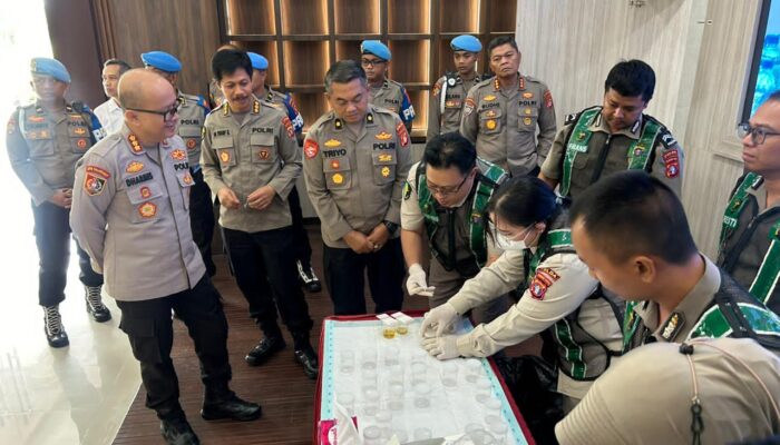 Pastikan Bersih dari Narkoba, Kapolda Kalteng dan Pejabat Utama Lakukan Tes Urine