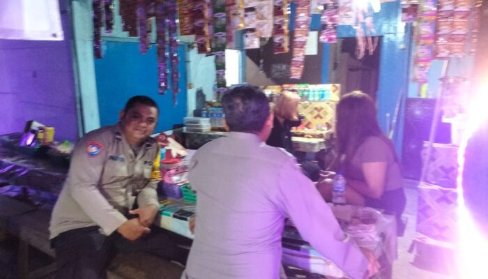 Santai Di Warung Kopi, Patroli Polsek Bukit Batu Imbau Masyarakat Manfaatkan Layanan 110