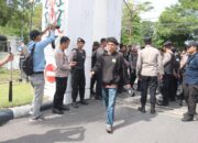Kedepankan Sisi Humanis, Polda Kalteng Kawal Aksi Unras di Kantor DPRD