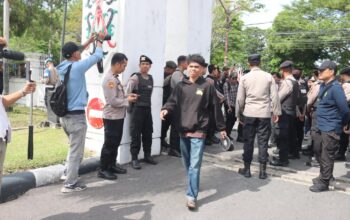 Kedepankan Sisi Humanis, Polda Kalteng Kawal Aksi Unras di Kantor DPRD