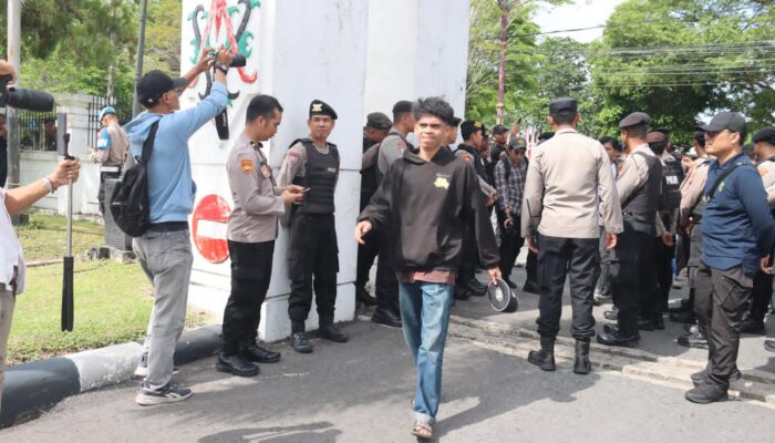 Kedepankan Sisi Humanis, Polda Kalteng Kawal Aksi Unras di Kantor DPRD