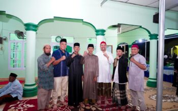 Safari Ramadan ke – 7 di Desa Laut Tador, Bupati Baharuddin Serahkan Bantuan untuk Masjid dan Anak Yatim
