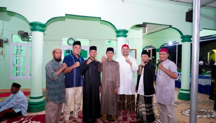 Safari Ramadan ke – 7 di Desa Laut Tador, Bupati Baharuddin Serahkan Bantuan untuk Masjid dan Anak Yatim