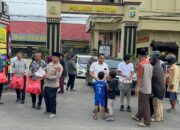 Kapolres Kotim Peduli Sesama, Berbagi Takjil Menjelang Berbuka Puasa Di Depan Mapolres Kotim