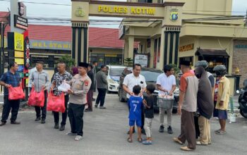Kapolres Kotim Peduli Sesama, Berbagi Takjil Menjelang Berbuka Puasa Di Depan Mapolres Kotim