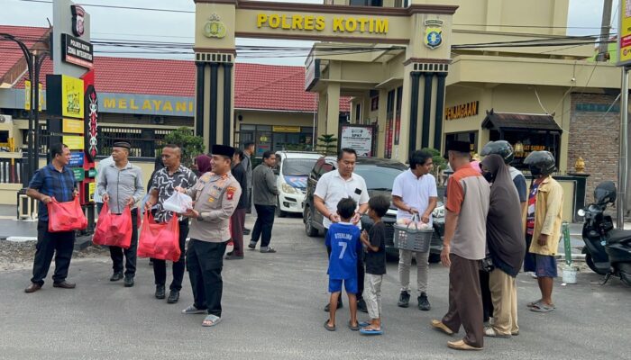 Kapolres Kotim Peduli Sesama, Berbagi Takjil Menjelang Berbuka Puasa Di Depan Mapolres Kotim