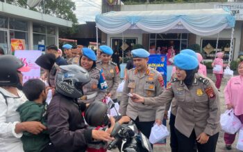 Sembari Bagikan Takjil Gratis, Bidpropam Polda Kalteng Ajak Masyarakat Manfaatkan Layanan Dumas Propam Polri