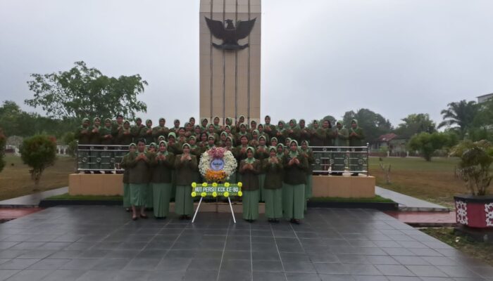 Peringati HUT Persit, Ketua Persit KCK Cab XII Kodim 1015/Sampit Hadiri Ziarah di TMP