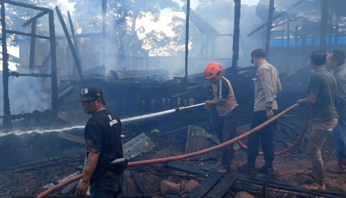 Jago Merah Mengamuk di Jalan Pelita Parenggean, Tiga Rumah Kayu Rata dengan Tanah