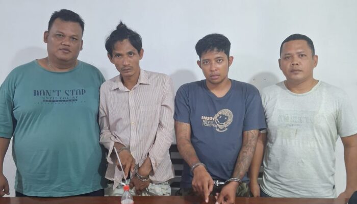 Saat Digerebek Wahyu Andika dan Dedi Putra Tak Berkutik Diborgol Polisi, 2,69 Gram Sabu Disita