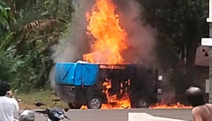 Diduga Korsleting atau Puntung Rokok, Pikap Hangus Terbakar dan Ratakan Rumah Warga di Cempaga Hulu
