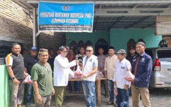 PWI Batu Bara Bagi Puluhan Paket Qurban Solidaritas Wartawan Terhadap Masyarakat