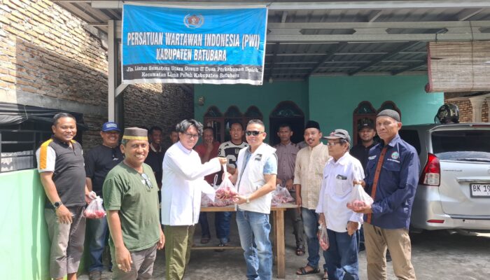 PWI Batu Bara Bagi Puluhan Paket Qurban Solidaritas Wartawan Terhadap Masyarakat