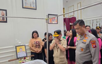 Kapolda dan Gubernur Kalteng Melayat ke Rumah Duka Aipda Yudhi Perdana Putra
