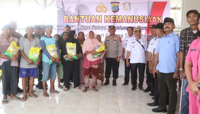 Kapolres Simalungun AKBP Marganda Aritonang Turun Langsung Salurkan Bantuan Kemanusiaan untuk Korban Angin Puting Beliung di Talun Rejo