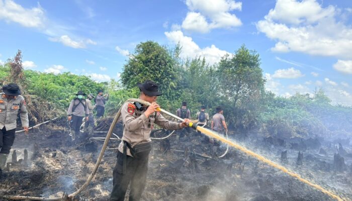 Personel Ditsamapta Polda Kalteng Lakukan Pemadaman Karhutla di Tumbang Nusa