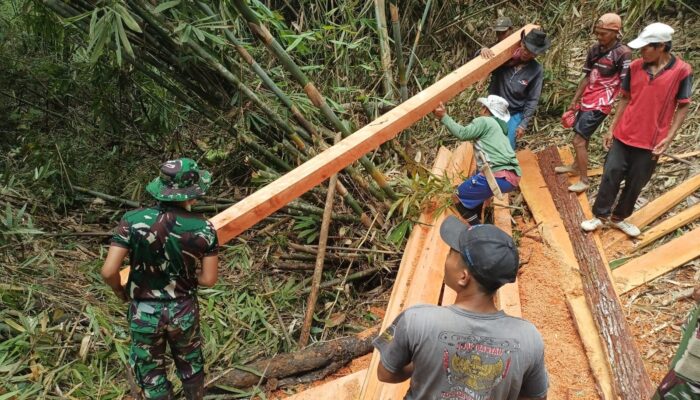 Satgas Pamtas RI-Malaysia Yonarmed 19/Bogani Bersama Warga Gotong Royong Bangun Jembatan Untuk Mempermudah Akses Masyarakat Perbatasan