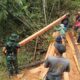 Satgas Pamtas RI-Malaysia Yonarmed 19/Bogani Bersama Warga Gotong Royong Bangun Jembatan Untuk Mempermudah Akses Masyarakat Perbatasan