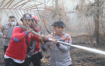 Sigap dan Sinergi, Polres Kotim Bersama BPBD Padamkan Karhutla Saat Operasi Aman Nusa II-A 2026