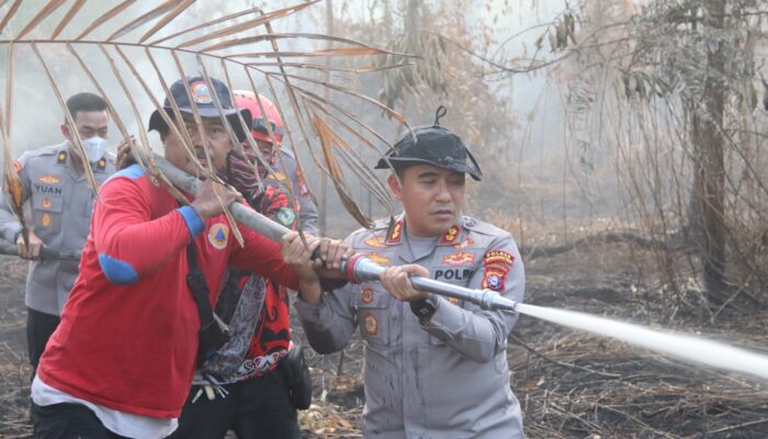 Sigap dan Sinergi, Polres Kotim Bersama BPBD Padamkan Karhutla Saat Operasi Aman Nusa II-A 2026