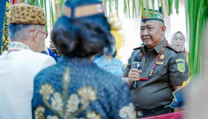 Tiba di Palangka Raya, Kajati Kalteng Hendrizal Husin Disambut Adat Potong Pantan
