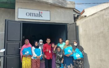 HUT ke-81 RI, PWI Batu Bara Berbagi Sembako kepada Warga Membutuhkan