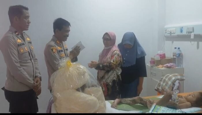 Kapolsek Medang Deras Besuk ‘Kayla’ Dirumah Sakit, Doakan Oprasi Berjalan Lancar