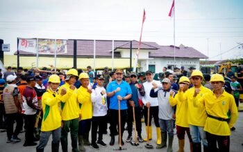 Ciptakan Lingkungan Bersih dan Asri, Bupati Baharuddin Pimpin Gotong Royong di Tanjung Tiram