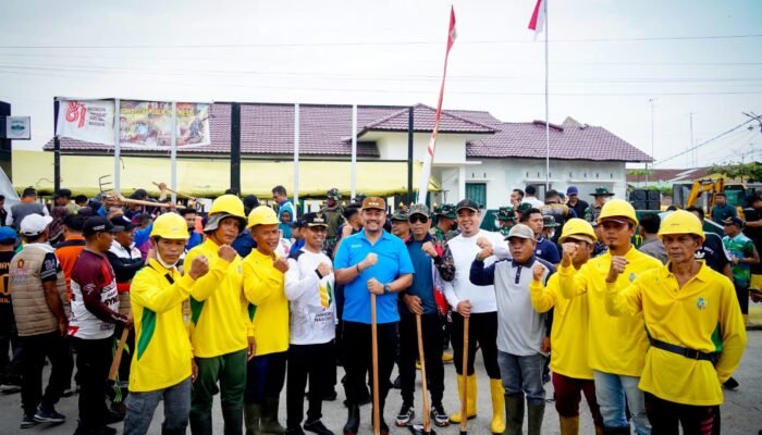 Ciptakan Lingkungan Bersih dan Asri, Bupati Baharuddin Pimpin Gotong Royong di Tanjung Tiram
